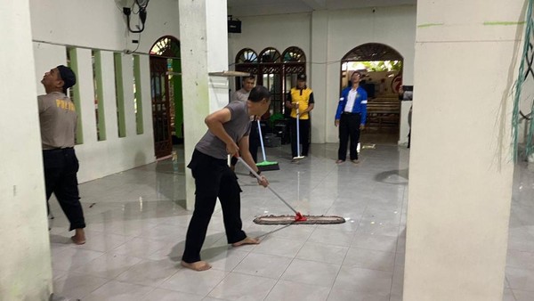 Wujud Empati Polri, Polres Metro Jakarta Utara Bantu Bebenah SMAN 72 Usai Ledakan