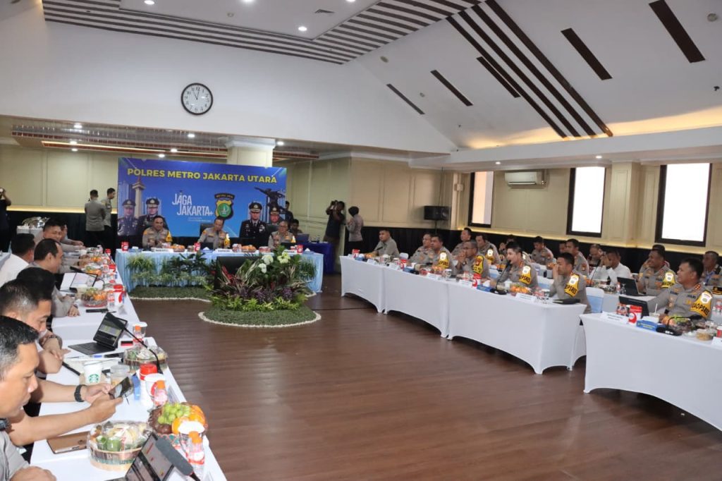 Kapolda Metro Jaya Tinjau Pelayanan dan Bahas Antisipasi Unjuk Rasa Desember dalam Anev Kamtibmas di Polres Jakut