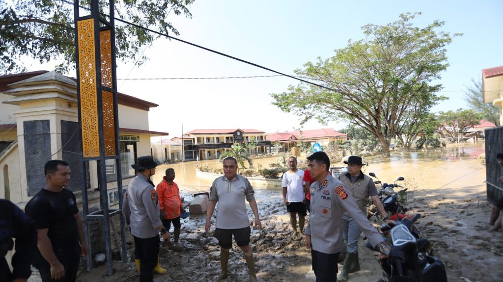Kapolda Aceh “Menerobos” Lumpur dan Banjir tiba di Tamiang, pastikan penanganan banjir berjalan cepat dan terkoordinasi.