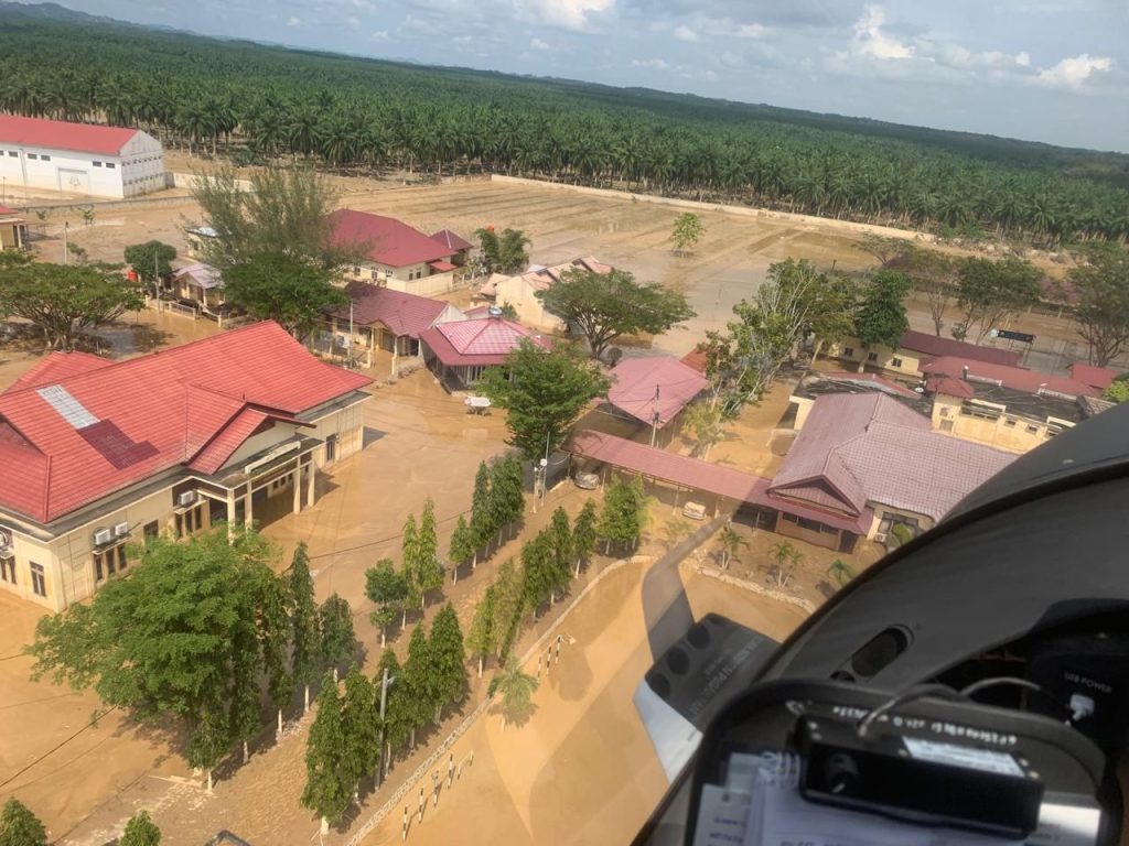 Kapolri Salurkan Bantuan Kemanusiaan ke Aceh Tamiang Melalui Airdrop Akibat Lokasi Masih Terisolir