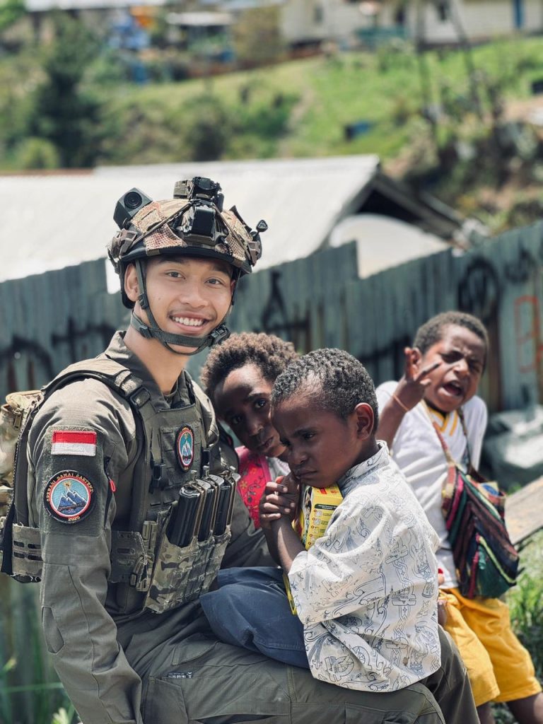 Personel Satgas Ops Damai Cartenz Sektor Intan Jaya Laksanakan Pengobatan dan Bagikan Susu untuk Anak-Anak Papua
