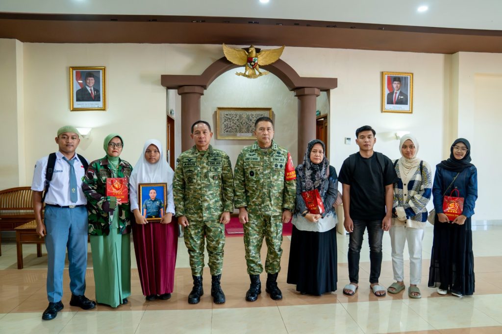 Panglima TNI Kuatkan Hati Keluarga Almarhum Prajurit TNI yang Gugur dalam Penanganan Bencana di Padang
