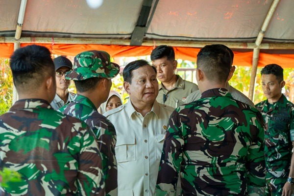 Panglima TNI Dampingi Presiden RI Tinjau Posko Pengungsian dan Dapur Lapangan di Padang Pariaman