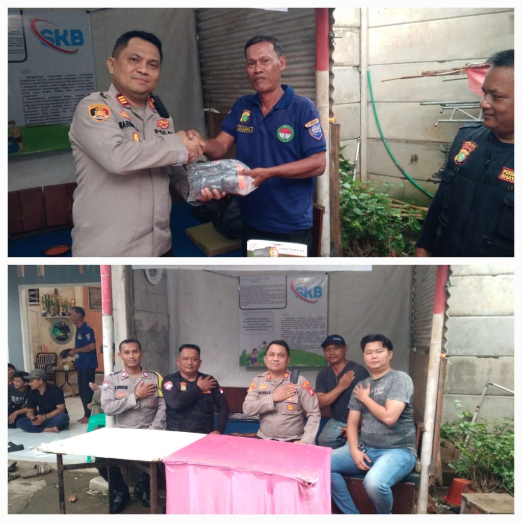 Perkuat Siskamling, Kapolsek Jatiasih Berikan Bantuan Sarana Ronda di Pos RT 005