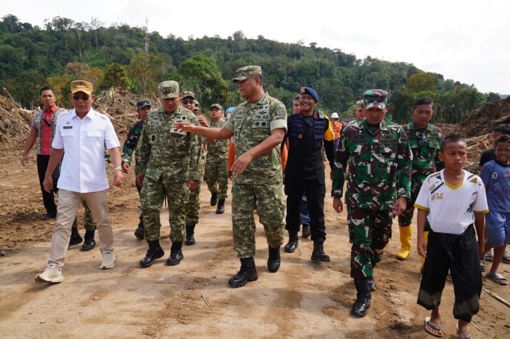 Wakil Panglima TNI Tinjau Wilayah Terdampak Banjir di Sumut dan Sumbar
