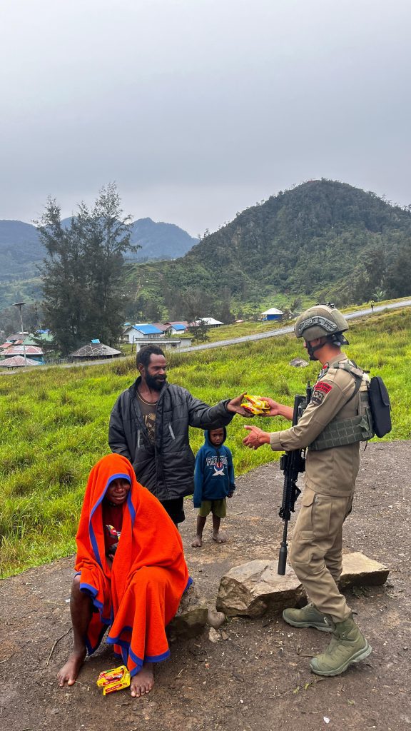 Personel Ops Damai Cartenz Sektor Sinak Beri Mi Instan dan Makanan Ringan Saat Warga Membersihkan Gereja Gingga Baru