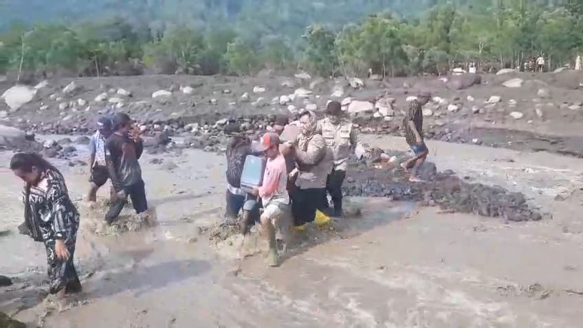 Polri Terus Evakuasi Warga dan Mengamankan Harta Benda di Candipuro: Bergerak Cepat Selamatkan Masyarakat