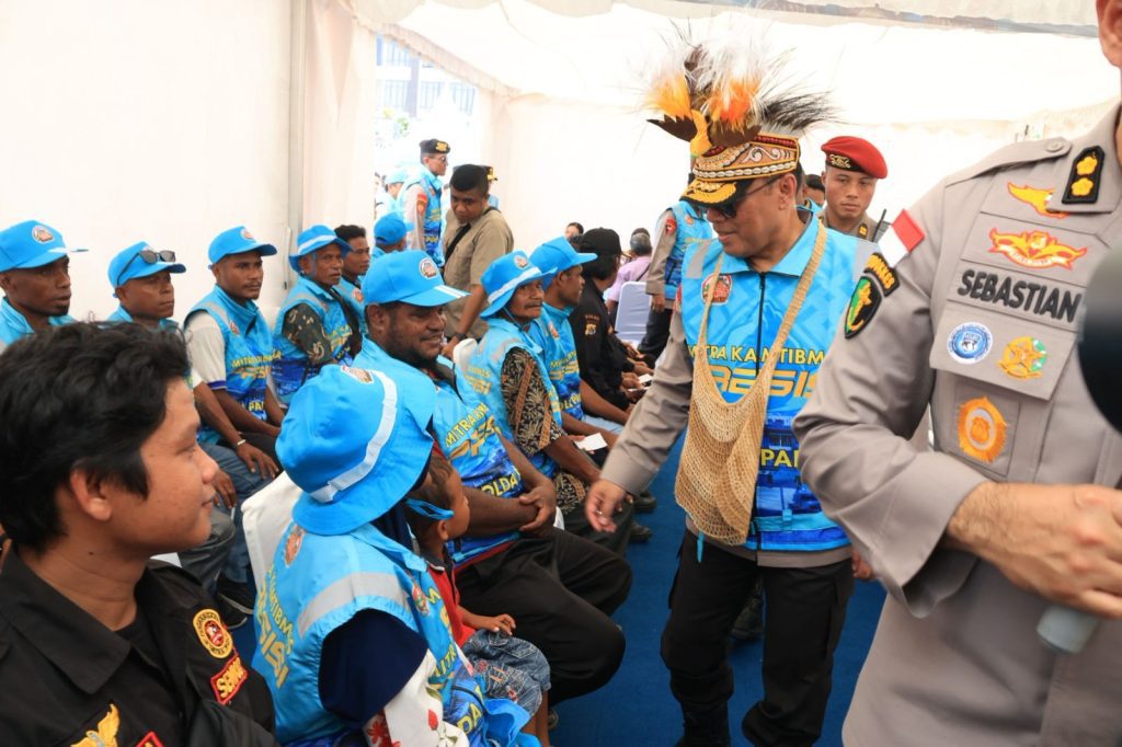 Wakapolri Tinjau UMKM, Bakes, dan Pembagian Perlengkapan Sekolah Usai Apel Mitra Kamtibmas di Papua