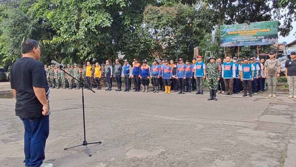 Polsek Medansatria Hadiri Kegiatan Karya Bakti TNI dalam Rangka HUT Kodam Jaya ke-76 di Kali Baru