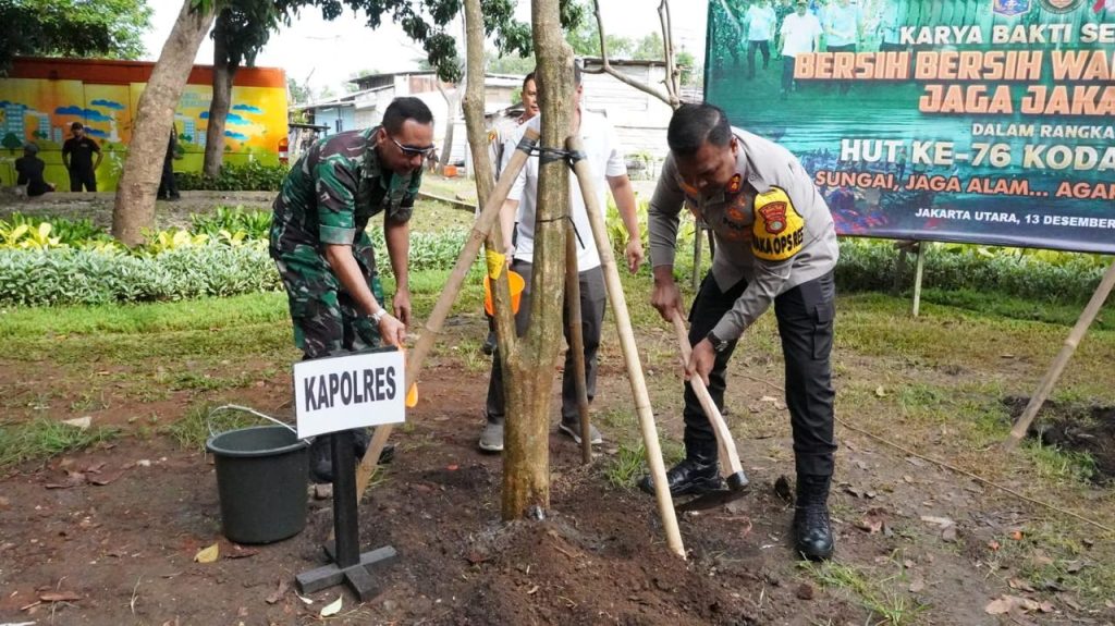 Wakapolres Metro Jakarta Utara Gelar Aksi Bersih – Bersih Lingkungan : Wujud Langkah Nyata Antisipasi Banjir