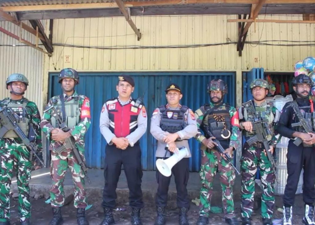 TNI-Polri Patroli Gabungan, Guna Wujudkan Kab. Puncak Jaya Aman, Tentram dan Damai Dalam Perayaan Natal 2025