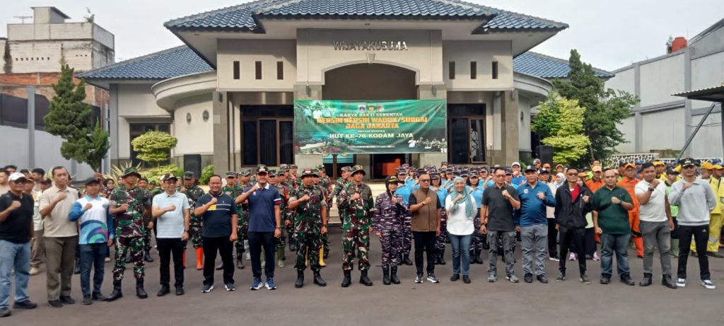 eringati Hari Juang TNI AD, Kodim 0501/JP Gandeng Forkopimda Laksanakan Karya Bakti Pembersihan Sungai Krukut