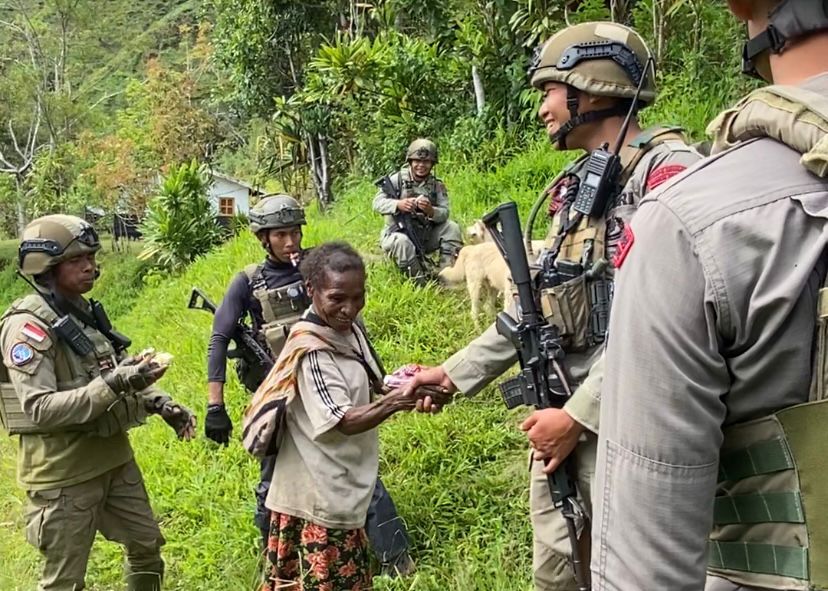 Patroli Humanis Satgas Ops Damai Cartenz di Kampung Apom Kiwirok, Pererat Kedekatan dengan Warga
