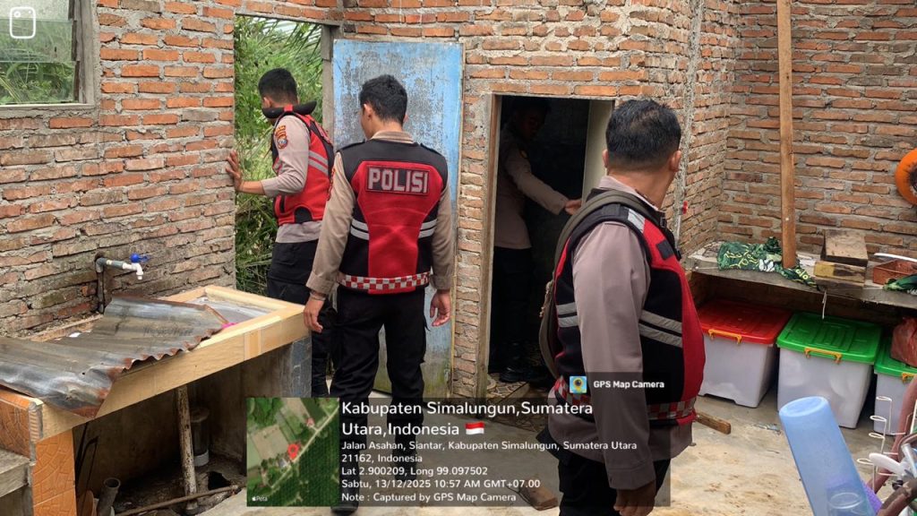 Samapta Action! Tim Polres Simalungun Bantu Evakuasi Barang Korban Puting Beliung di Parbalogan, Gotong Royong Bersama Warga