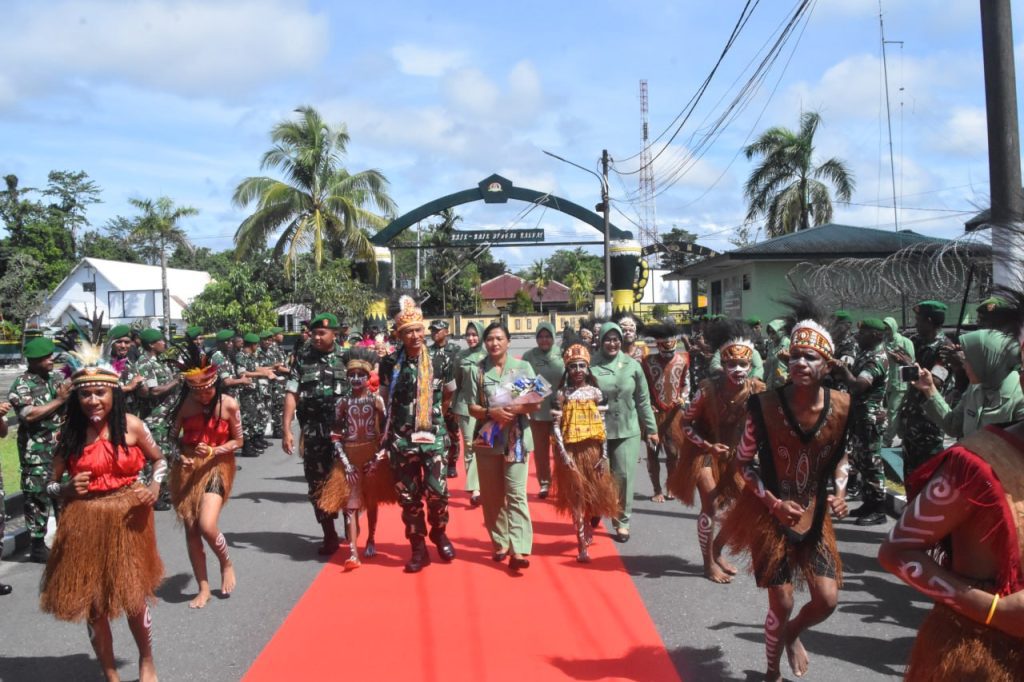 Dandim 1710/Mimika Sambut Kedatangan Danrem 173/PVB Dalam Kunjungan Kerjanya Ke Kodim 1710/Mimika