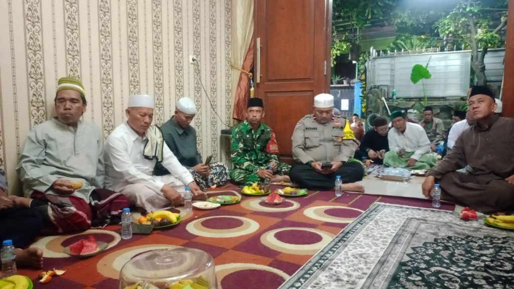 Pererat Silaturahmi Religius, Bhabinkamtibmas Medansatria Hadiri Takhtim Qur’an dan Sampaikan Pesan Kamtibmas