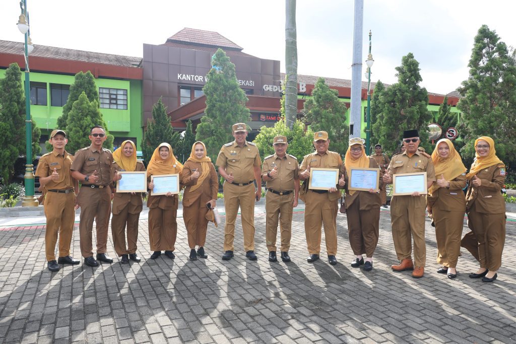 Wali Kota Bekasi Serahkan Penghargaan Adiwiyata Nasional, Dorong Sekolah Jadi Agen Perubahan Lingkungan