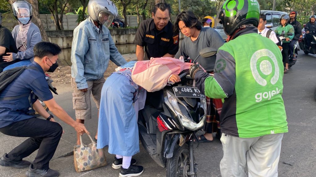 Aksi Cepat Tanggap Kasi Humas Polres Metro Bekasi Kota Bantu Korban Kecelakaan Pelajar di Pangeran Jayakarta