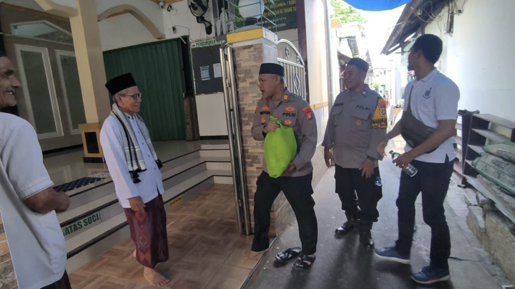 Silaturahmi Kamtibmas, Kapolsek Bekasi Barat Berikan Paket Sembako kepada Tokoh Agama Kranji