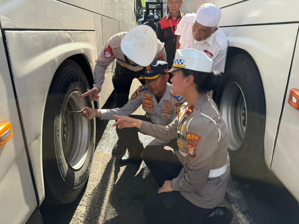 Pastikan Keselamatan Penumpang Nataru, Satlantas Polres Metro Bekasi Kota Cek Kelayakan Bus di Terminal Induk Bekasi