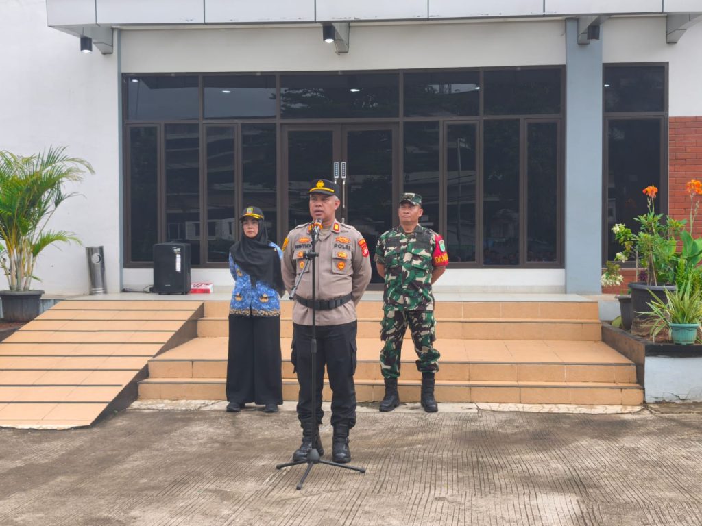Kapolsek Bekasi Barat Bersama Tiga Pilar Pimpin Apel Gabungan Pengamanan Natal 2025 dan Tahun Baru 2026