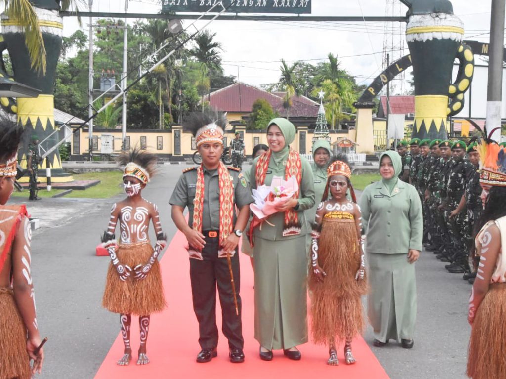 Sambutan Tarian Adat Warnai Kedatangan Dandim 1710/Mimika