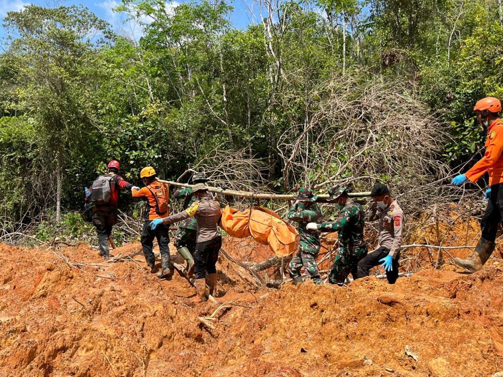 Sinergi Brimob Polda Sumut dan Tim SAR, Satu Korban Longsor di Tapanuli Tengah Berhasil Dievakuasi