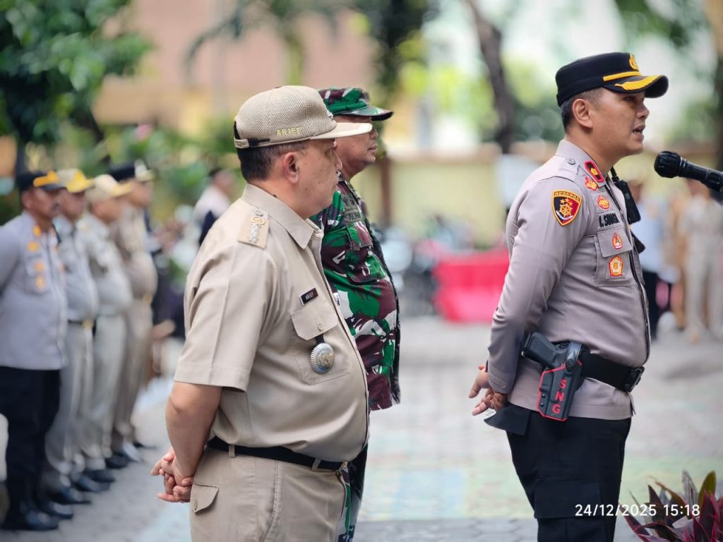 Polsek Cilincing Sterilisasi 30 Gereja, Pastikan Ibadah Natal 2025 Aman dan Kondusif