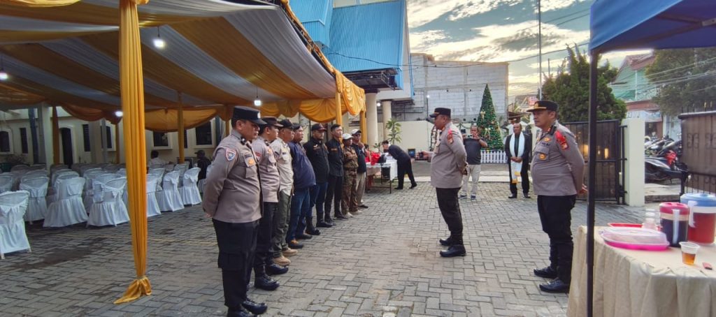 Polsek Cilincing Sterilisasi 30 Gereja, Pastikan Ibadah Natal 2025 Aman dan Kondusif