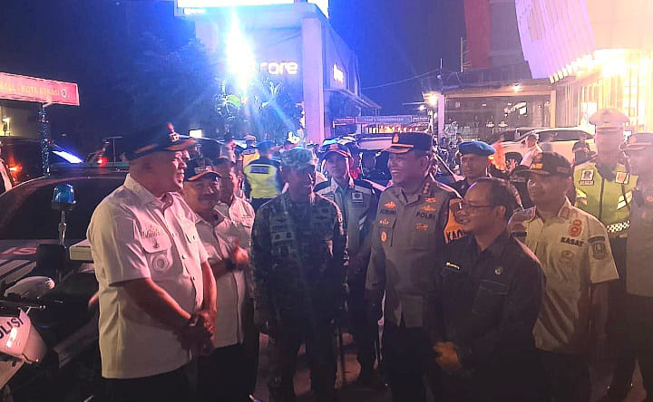 Kapolres Metro Bekasi Kota dan Forkopimda Pantau Arus Lalin Malam Libur Nataru dan Ibadah Malam Natal