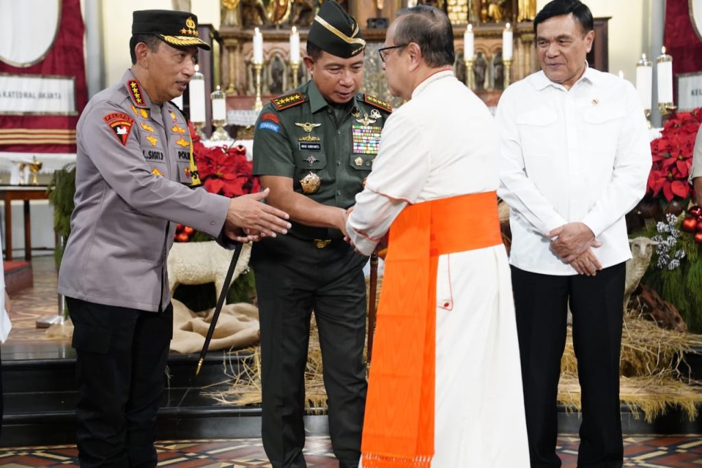 Panglima TNI Dampingi Menko Polkam Tinjau Pengamanan Gereja Jelang Natal 2025