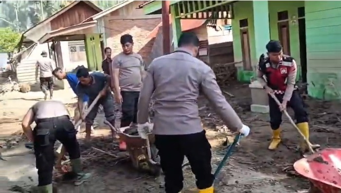 Polres Gayo Lues dan Brimob Polda Aceh Bersihkan Lumpur dan Material Kayu Pascabanjir Bandang