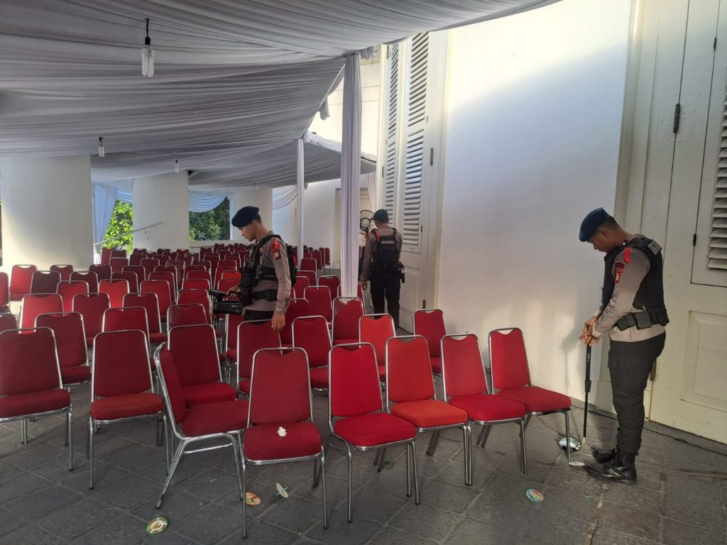 Brimob Metro Jaya Laksanakan Sterilisasi Gereja Immanuel, Pastikan Pelayanan Keamanan Ibadah Natal di Jakarta