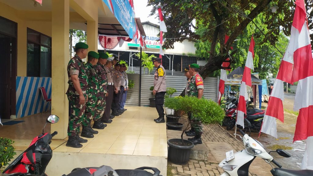 Polsek Bantar Gebang Gelar Apel Persiapan Operasi Lilin 2025-2026 di POSPAM Dukuh Zamrud