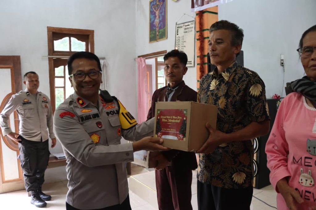 Polres Tapteng Rayakan Natal 2025 Bersama Pengungsi Korban Bencana di GOR Pandan