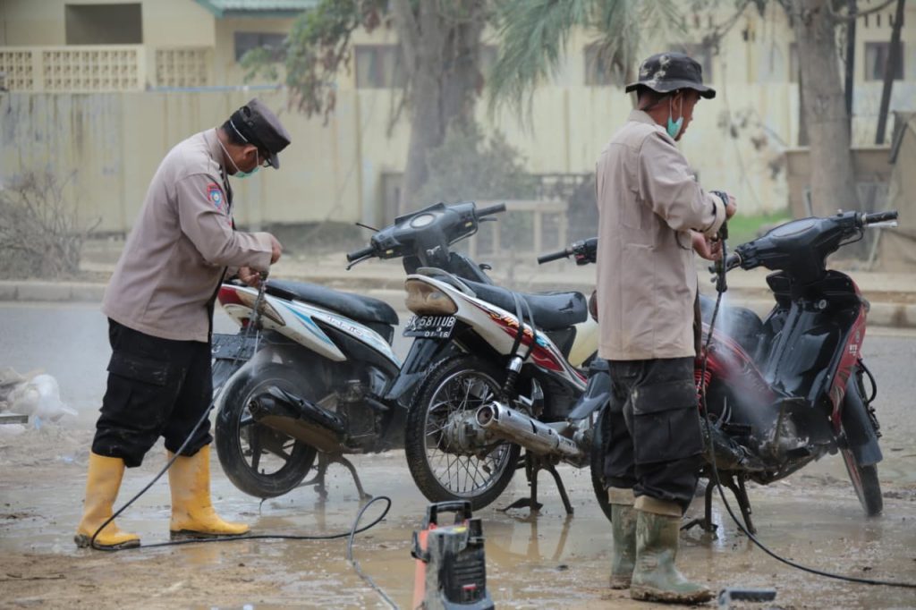Polri Hadir di Tengah Bencana, Tim SAR Pasukan Pelopor Bantu Warga Terdampak Banjir