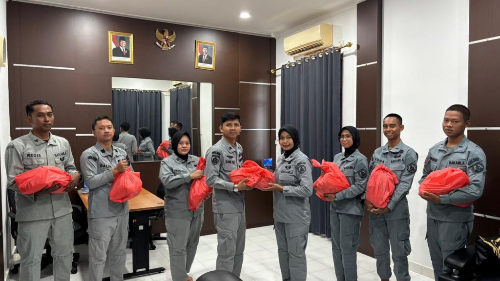 Stasiun Bakamla TBK Salurkan Paket Sembako Sambut HUT ke-20 Bakamla RI