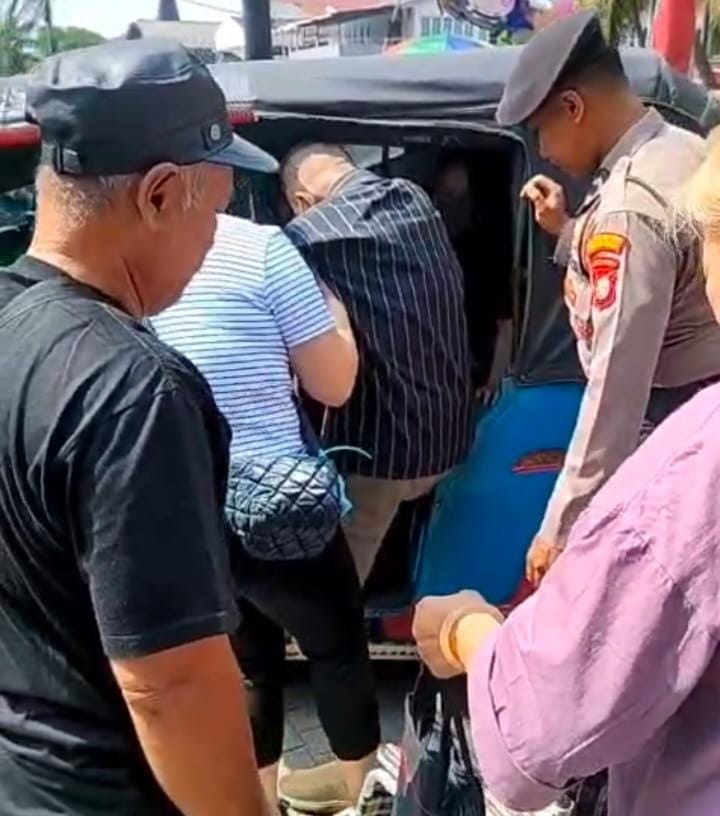 Polisi Bantu Lansia Hadiri Ibadah Natal di Gereja Stella Maris