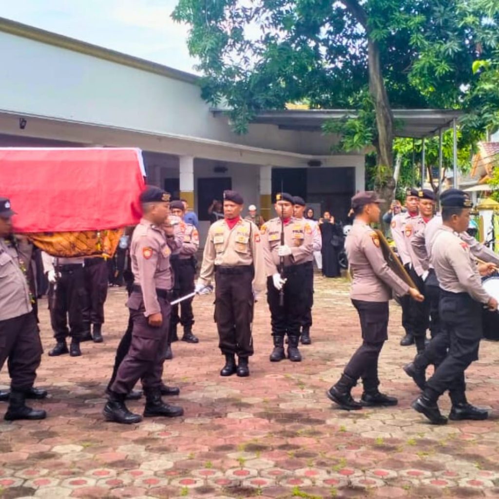 Kepolisian Sektor Pondok Gede menggelar Upacara Pemakaman Purnawirawan Kombes Pol Enno Sugiharty Secara Kedinasan