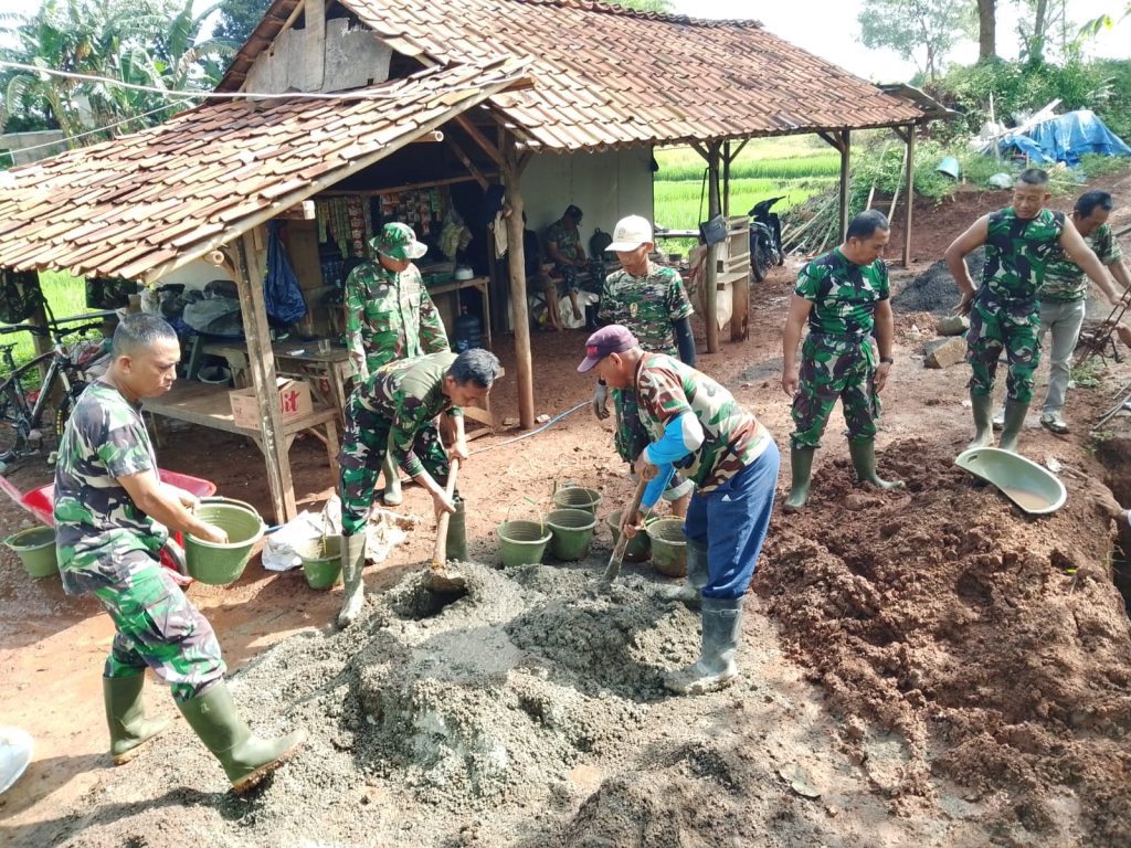 Bukti Nyata Manunggal TNI Bersama Rakyat, Koramil 06 Setu Renovasi Jembatan Gantung Manggala Penghubung Dua Kecamatan