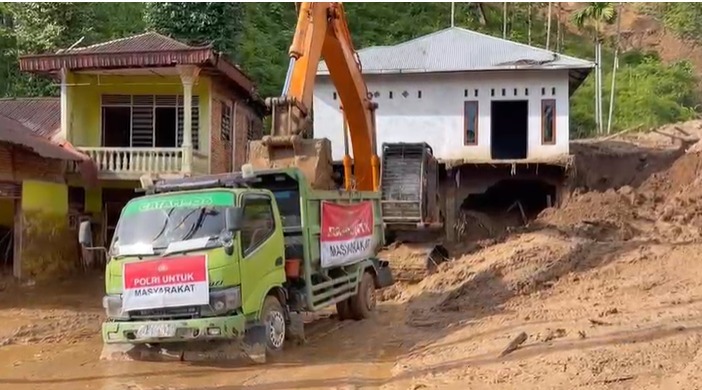 Tiga Alat Berat Dikerahkan Tangani Longsor di Padang Pariaman