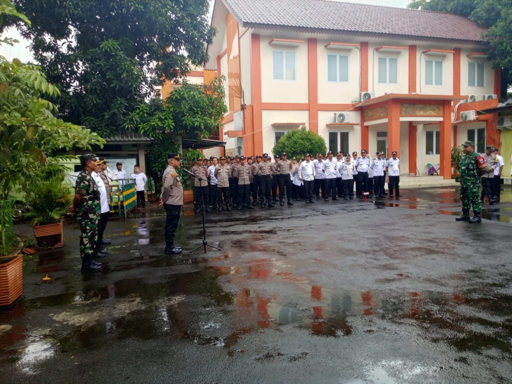 Kapolsek Bekasi Barat Pimpin Apel Pengamanan Malam Tahun Baru 2026