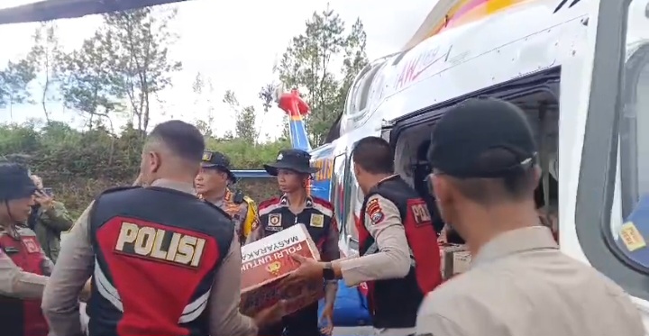 Akses Darat Terputus, Polri Airdrop Bantuan ke Wilayah Terisolasi dengan Operasi Udara Jangkau Sumut, Sumbar & Aceh