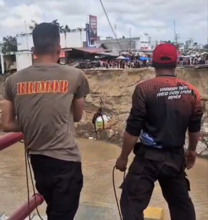 Brimob Aceh Pasang Tali Sling pada Jembatan Putus dan Geser Speed Boat untuk Mendukung Mobilitas Warga di Bireuen