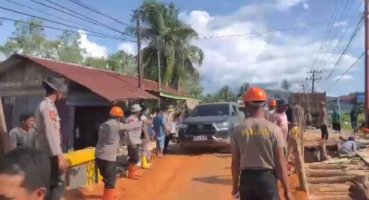 Polri Gerak Cepat Perbaiki Jembatan Pandan, Akses Utama Warga Tapteng Ditargetkan Segera Pulih