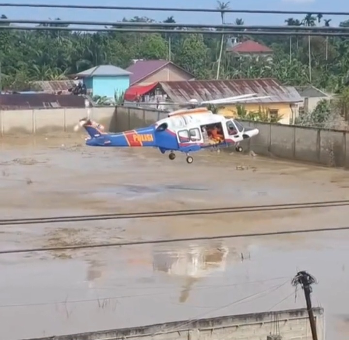 Meski Dengan Risiko Pendaratan, Helikopter Poludara Baharkam Polri Berhasil Dropping Logistik Bantuan ke Aceh Tamiang