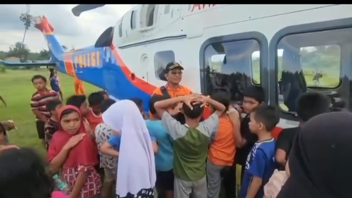 Kru Helikopter Polri Dampingi Warga di Tengah Bencana, Anak-Anak Aceh Tamiang Jadi Sumber Semangat