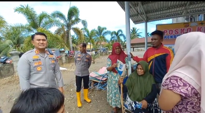 Kapolres Aceh Timur Tinjau Pengobatan Gratis dan Trauma Healing bagi Korban Banjir di Julok