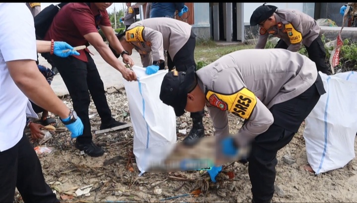 Sambut Wisatawan Tahun Baru, Kapolres Kepulauan Seribu Pimpin Aksi Bersih Pantai Sakura Pulau Untung Jawa