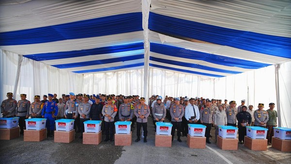 Rangkul Anggota di Tengah Duka, Kapolri: “Tetap Semangat, Pengabdian Kalian Luar Biasa”